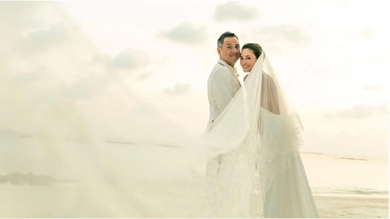6 Potret Pernikahan Julie Estelle dan David Tjiptobiantoro, Digelar di Maldives