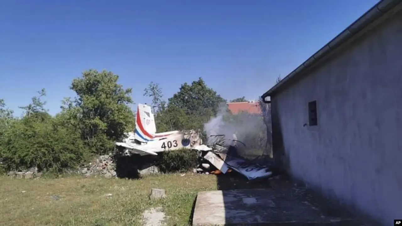 Sebuah pesawat militer Croasia jatuh dan terbakar di Biljane, Kroasia (AP)