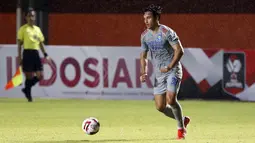 Ezra Walian merupakan pemain naturalisasi asal Belanda ketiga di Persib yang mampu mencetak gol, setelah sebelumnya ada Sergio van Dijk dan Raphael Maitimo. (Bola.com/Ikhwan Yanuar)