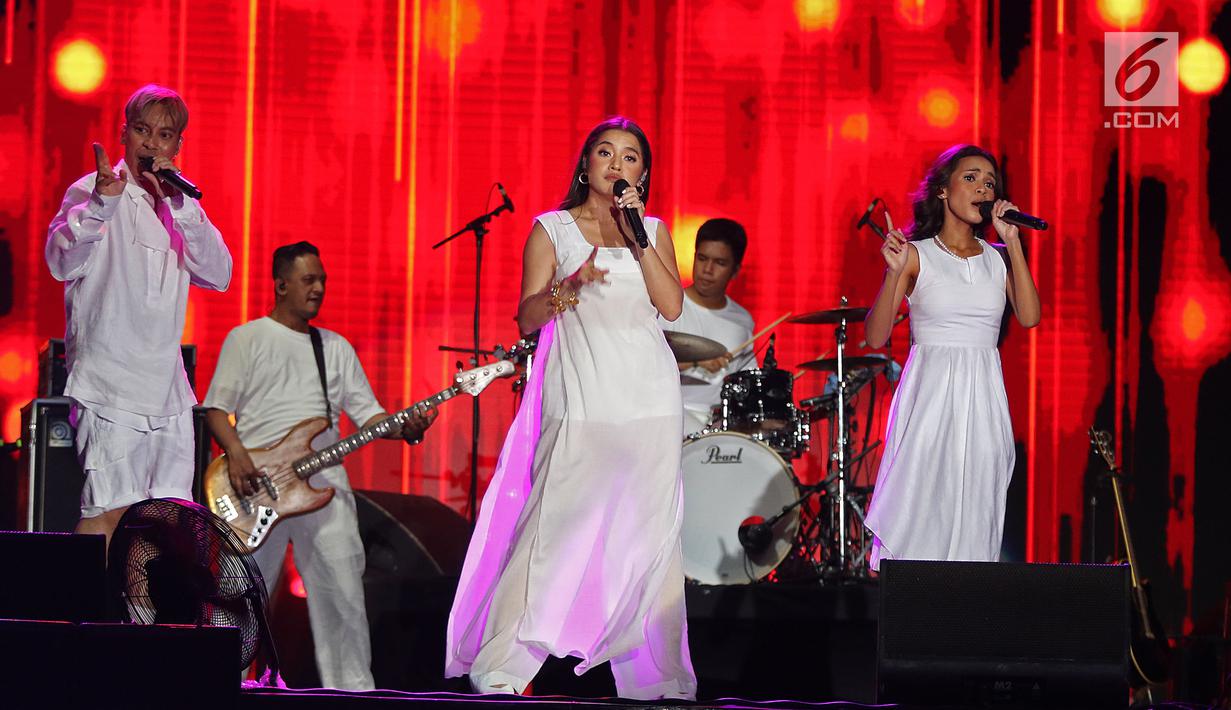 Grup vokal GAC, Gamaliel, Cantika dan Audrey menghibur penggemar dalam acara "Hodgepodge Superfest 2019" di Allianz Ecopark, Ancol, Sabtu (31/8/2019). Grup yang berdiri sejak 2009 itu menjadikan aksi mereka di Hodgepodge Festival 2019 sebagai panggung perpisahan. (Liputan6.com/Herman Zakharia)