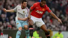 Duel antara Antonio Valencia dan Matt Jarvis pada pertandingan sepak bola Liga Utama Inggris antara Manchester United dan West Ham United di Old Trafford, Sabtu 21 Desember 2013.(AFP/Andrew Yates).