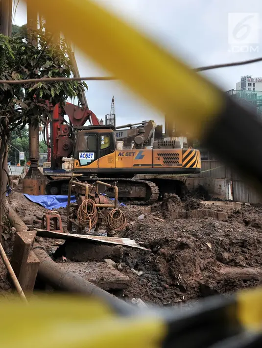 Kondisi alat berat dan mesin bor di sekitar lokasi bocornya pipa gas PGN di depan Kantor BNN, Jakarta, Selasa (13/3). Pascabocornya pipa gas bumi, aktivitas proyek LRT sementara dihentikan sementara. (Merdeka.com/Iqbal S. Nugroho)