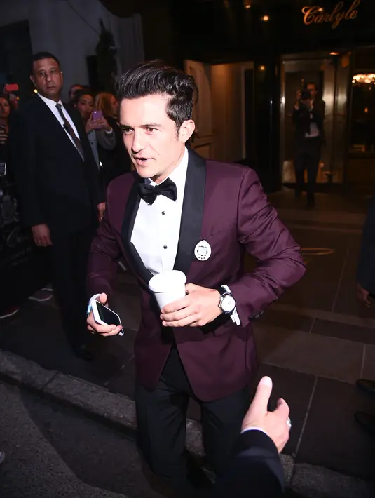 Tak hanya itu, beberapa waktu yang lalu, Selena Gomez tertangkap kamera paparazi sedang asyik bermesraan dengan kekasih Katy Perry yakni Orlando Bloom. Selena dan Orlando memang dikabarkan dekat di awal tahun 2015 silam.