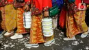 Tradisi rantangan saat warga mengikuti pawai pada acara Lebaran Depok 2022 di Perumahan Shila Sawangan, Depok, Minggu (5/6/20222). Festival kebudayaan Lebaran Depok yang berlangsung 3 hari menampilkan berbagai  kegiatan pengenalan dan pelestarian budaya Kota Depok. (merdeka.com/Arie Basuki)