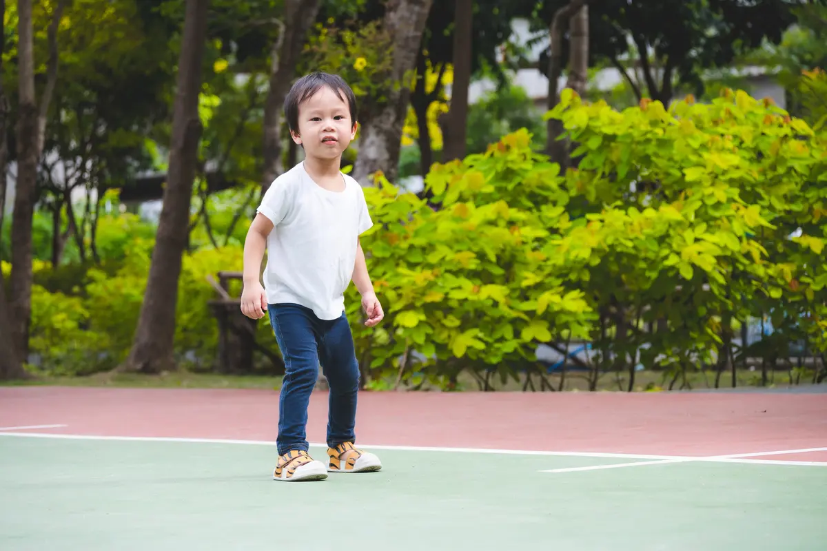 Jangan Asal Pilih! Sepatu dan Sandal Anak yang Tepat Bantu Jaga Tumbuh Kembang Kaki