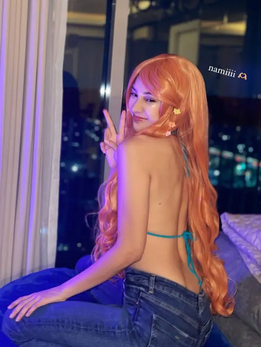 Anya Geraldine juga pernah tampil curi perhatian karena bikin cosplay Nami. Nami era setelah time skip terlihat seksi penampilannya. Gaya Anya Geraldine ini bikin warganet memuji penampilannya cosplay Nami. (Liputan6.com/IG/anyageraldine)