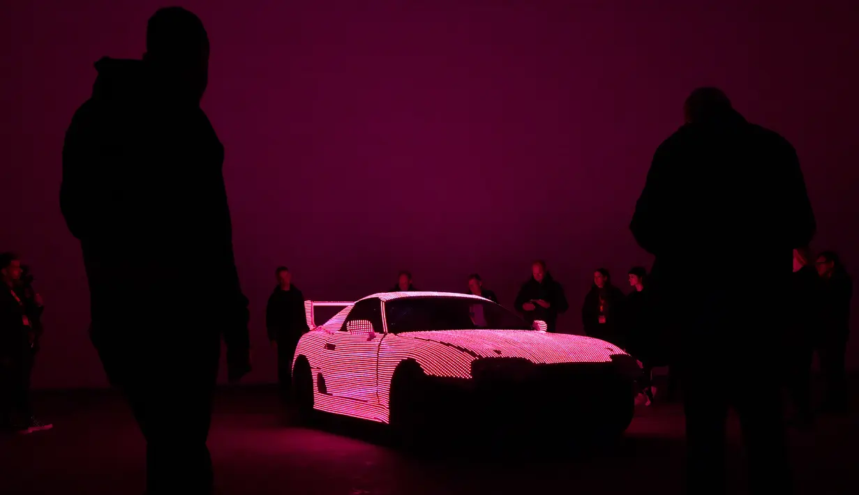 Mobil bagian dari film Fast and Furious terparkir di gudang dekat Grantham di Lincolnshire, Inggris, Kamis (21/9). Tiket mulai dijual pada 29 September untuk pertunjukan live stage yang akan meniru aksi-aksi dari film Fast and Furious. (BEN STANSALL/AFP)