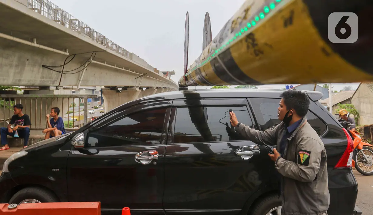 Warga mengatur lalu lintas kendaraan yang melintas di Jembatan Antelope, Curug, Bekasi, Jawa Barat, Selasa (14/6/2022). Diketahui, lokasi di Jembatan Antilope, Bekasi, di atas adalah Kereta Cepat Jakarta-Bandung. (Liputan6.com/Herman Zakharia)