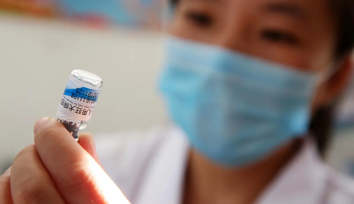 Seorang perawat menyiapkan suntikan vaksin anti rabies di Pusat Pengendalian dan Pencegahan Penyakit di Huaibei, Selasa (24/7). Salah satu produsen vaksin terbesar di negara itu diketahui memalsukan data produksi dalam pembuatan vaksin rabies. (AFP)