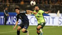 Pemain Australia, Aziz Behich (kanan) berduel dengan pemain Jepang, Yu Hirakawa, pada laga lanjutan Grup C Kualifikasi Piala Dunia 2026, di Optus Stadium, Perth, Kamis (5/6/2025). Behich menjadi pahlawan kemenangan Australia berkat gol tunggalnya di menit ke-91. (AFP / Colin Murty)
