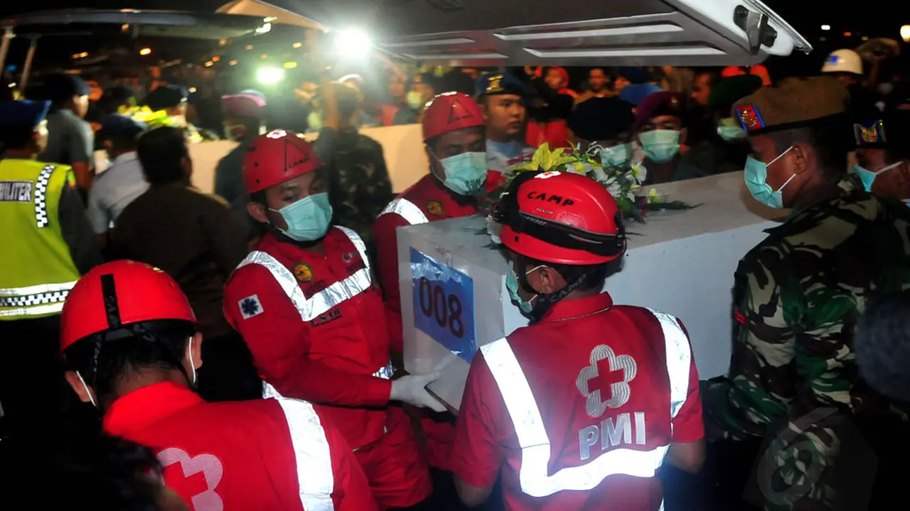 Malam Hari, Dua Jenazah Korban AirAsia QZ8501 Tiba Di Surabaya