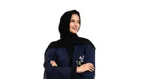 Ilustrasi padukan celana hitam dengan long outer/Copyright shutterstock/Nordic Studio