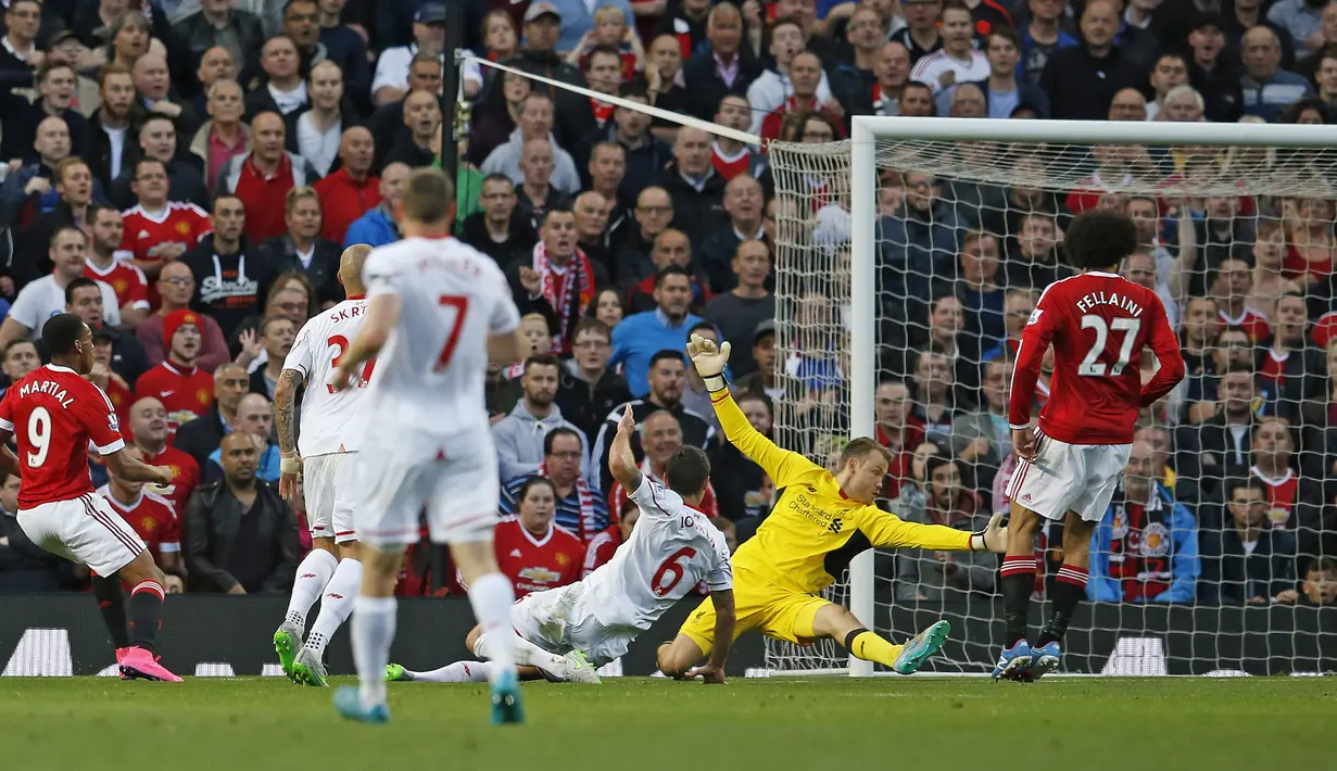 Anthony Martial mencetak gol ketiga Mu ke gawang Liverpool di Stadion Old Trafford, Inggris. Sabtu (12/9/2015). (Reuters/Phil Noble)