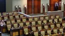 Anggota dewan di antara bangku-bangku kosong saat mengikuti rapat paripurna DPR di Kompleks MPR/DPR, Senayan, Jakarta, Selasa (23/9/2019). Rapat tersebut memiliki agenda pengambilan keputusan strategis terhadap enam RUU, di antaranya RUU Pemasyarakatan dan RUU Pesantren. (Liputan6.com/Johan Tallo)
