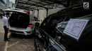 Mobil Lexus yang akan dilelang terparkir di halaman Gedung KPK lama, Jakarta, Senin (20/11). Kendaraan mewah milik terpidana korupsi tersebut akan dilelang KPK 24 November 2017. (Liputan6.com/Faizal Fanani)