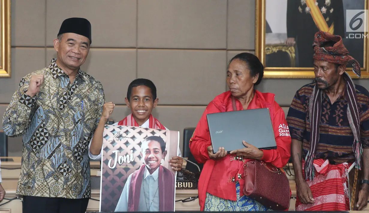 Menteri Pendidikan dan Kebudayaan, Muhadjir Effendy berfoto bersama Yohanes “Joni” Ande Kala dan kedua orang tuanya saat diundang datang ke Gedung Kemendikbud, Jakarta Pusat, Senin (20/8). (Liputan6.com/Herman Zakharia)