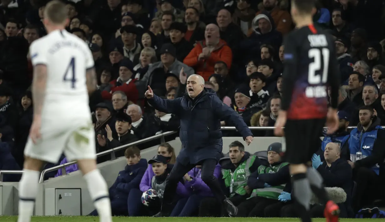 Pelatih Tottenham Hotspur, Jose Mourinho berteriak saat pertandingan melawan RB Leipzig pada leg pertama 16 besar Liga Champions di Stadion Tottenham,  London, Inggris, Rabu (19/2/2020). RB Leipzig Menang atas Tottenham 1-0. (AP Photo/Matt Dunham)