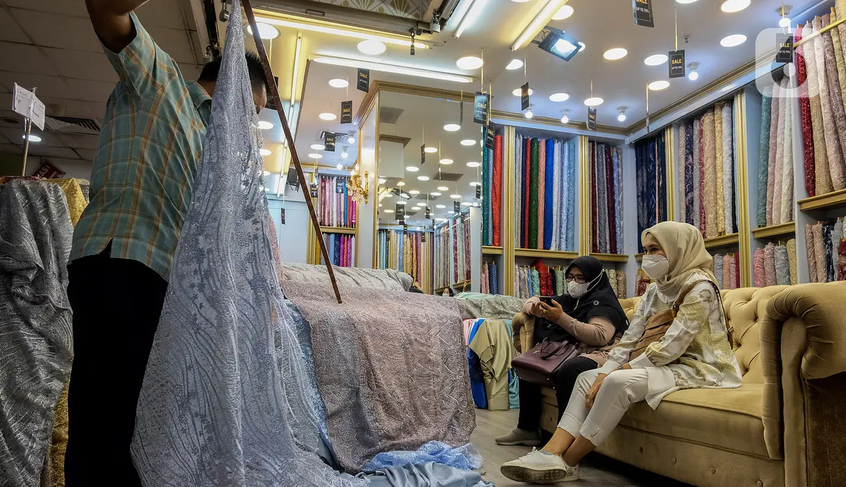 Pekerja melayani pembeli bahan kain di Pasar Tanah Abang, Jakarta, Kamis (1/4/2021). Kemenperin ingin meningkatkan daya saing industri Tekstil dan Produk Tekstil (TPT) nasional, salah satunya dengan berupaya mengurangi ketergantungan terhadap bahan baku tekstil impor. (Liputan6.com/Johan Tallo)