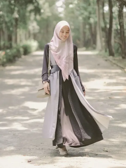 <p>Alyssa Soebandono mengakali dress panjangnya yang polos berwarna hitam dengan mengaplikaskan outer berwarna abu-abu dan belt berwarna hitam. Sehingga memberikan dimensi di bagian pinggang. (instagram/ichasoebandono)</p>