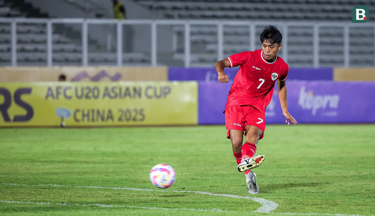 Pemain Timnas Indonesia U-20, Figo Dennis mencetak gol dari luar kotak penalti ke gawang Maldewa pada laga Grup F Kualifikasi Piala Asia U-20 2025 di Stadion Madya, Senayan, Jakarta, Rabu (25/09/2025). (Bola.com/Bagaskara Lazuardi)