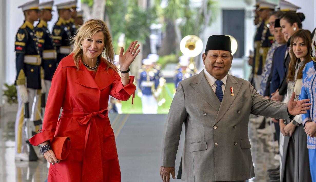 Prabowo dan Ratu Maxima juga menyempatkan menyapa awak media sebelum memasuki ruangan. Tampak dalam foto, Presiden Republik Indonesia Prabowo Subianto (kanan) bersama Ratu Maxima dari Belanda, selaku Advokat Khusus Sekretaris Jenderal PBB untuk Kesehatan Keuangan (UNSGSA), di Istana Merdeka, Jakarta, pada Kamis 27 November 2025. (BAY ISMOYO/AFP)