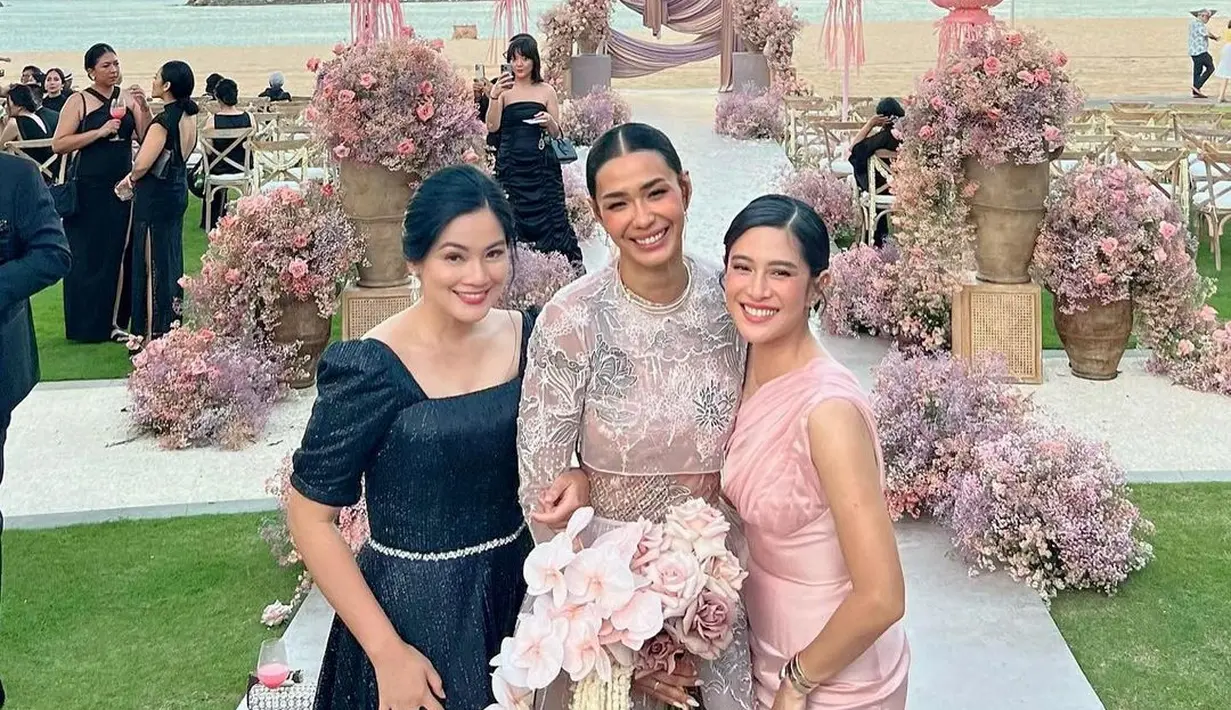 Titi Kamal hadir bersama sang suami Christian Sugiono, kompak mengenakan outfit serba hitam. Titi Kamal cantik dibalut dress hitam, lengan sesiku dengan aksen balon. Sedangkan Christian tampil ganteng dengan kemeja yang ditumpuk jas, dipadu celana panjang yang semuanya berwarna hitam. Foto: Instagram.