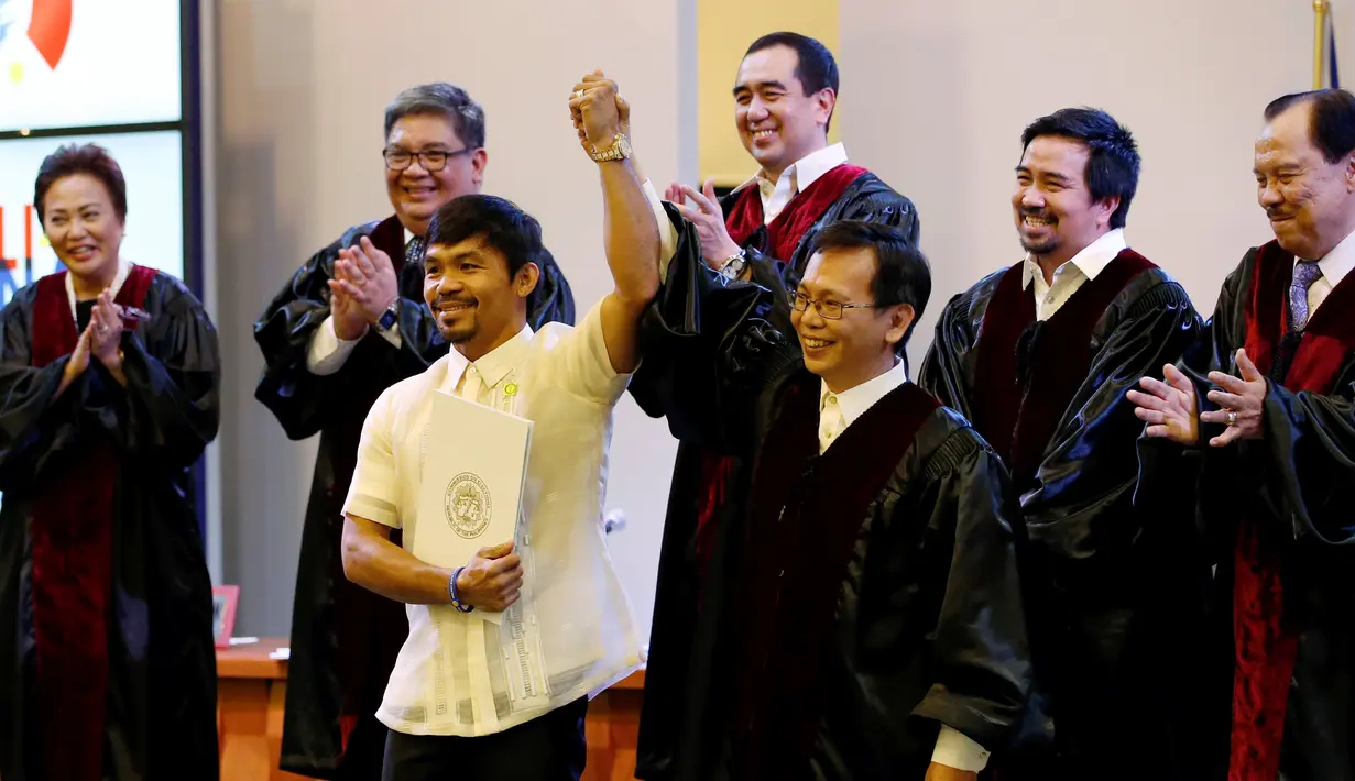 Mantan Petinju, Manny Pacquiao resmi diangkat sebagai senator oleh Anggota Komisi Pemilihan Filipina di Manila, Kamis (19/5). Pacquiao berhasil menduduki 1 dari 12 kursi senator di Majelis Tinggi setelah mendapat 16 juta suara. (REUTERS/Erik De Castro)