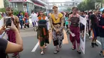 Karakter Brama Kumbara dan Mantili melakukan pawai di area Car Free Day, Jakarta, Minggu (6/8). Pawai tersebut untuk mempromosikan sinetron laga Saur Sepuh The Series yang akan segera tayang di SCTV. (Liputan6.com/Fery Pradolo)