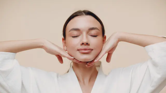 Berapa Sih Usia yang Tepat untuk Mulai Menggunakan Retinol?