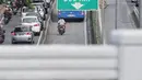 Pengendara sepeda motor melintas di jalur Transjakarta di Jalan Galunggung, Jakarta, Kamis (7/2). Pelanggaran lalu lintas tersebut disebabkan kurangnya disiplin dan kepatuhan hukum dari pengguna jalan. (Liputan6.com/Faizal Fanani)
