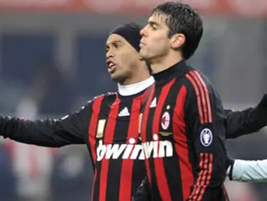 AC Milan's Brazilian forward Ronaldinho and Kaka during their Italian Cup match against Lazio on December 3, 2008 at San Siro Stadium in Milan. Lazio beat AC Milan 2-1 after extra time. AFP PHOTO/DAMIEN MEYER 