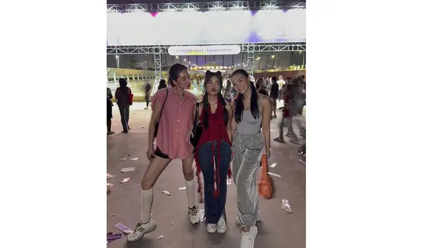 Gaya Stylish Fuji Nonton Konser Bruno Mars