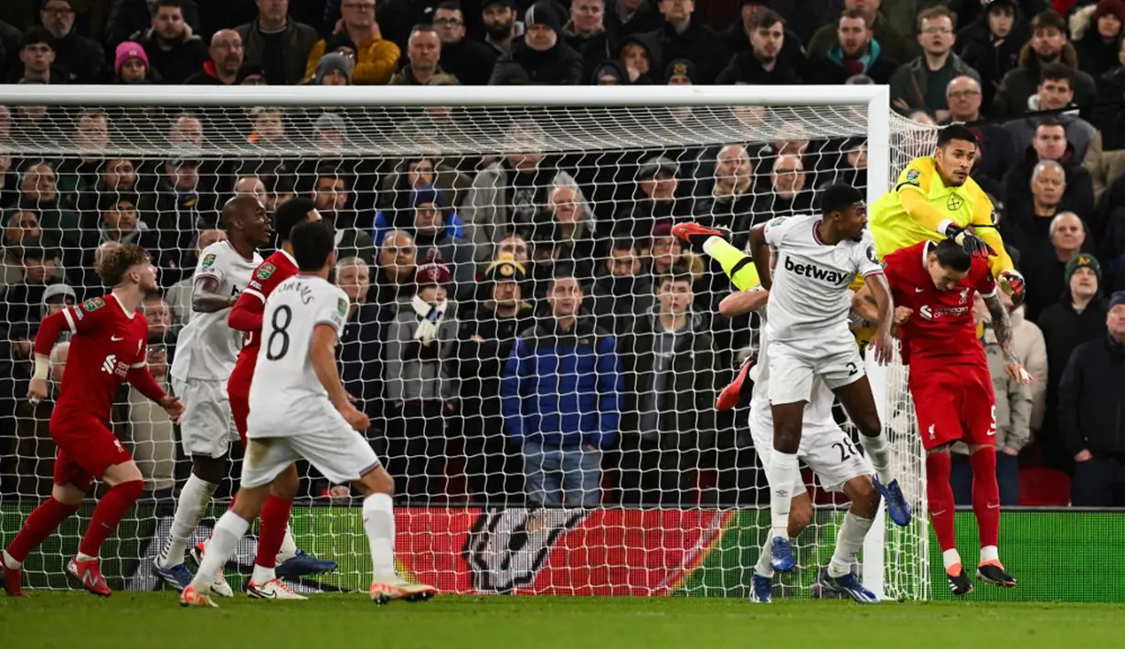 Memanfaatkan keuntungan bermain di kandang, Liverpool tampil agresif sejak awal pertandingan. Beberapa kali mereka mendapat peluang berbahaya, namun masih gagal berbuah gol. (Oli SCARFF/AFP)
