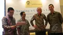 Dari kiri ke kanan Ray Basrawi, Trevino A Pakasi, Jorg Spieldenner, dan Stephen Daniel King usai berdiskusi tentang pentingnya mikronutrien bagi bayi di Jakarta, Senin (11/5/2015). (Liputan6.com/Herman Zakharia) 