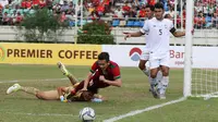 Kiper Thailand U-19, Kantaphat Manpati, mengantisipasi serangan Timnas Indonesia U-19 pada laga Piala AFF U-18 di Stadion Thuwunna, Yangon, Jumat (15/9/2017). Manpati berkali-kali mengagalkan kesempatan Indonesia. (Bola.com/Yoppy Renato)