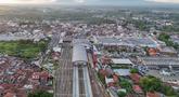 Foto udara yang memperlihatkan lanskap Stasiun Rangkasbitung Ultimate di Lebak, Banten, Senin (24/11/2025). Kementerian Perhubungan melalui Balai Teknik Perkeretaapian kelas 1 Jakarta melakukan uji coba pengoperasian gedung baru Stasiun Rangkasbitung Ultimate pada Selasa (25/11/2025). (merdeka.com/Arie Basuki)