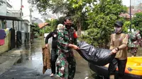 Tim dari BPBD, relawan serta beberapa anggota TNI tampak berjibaku membersihkan sampah dan lumpur sisa banjir di Cimanggu Bogor. (Liputan6.com/Achmad Sudarno).