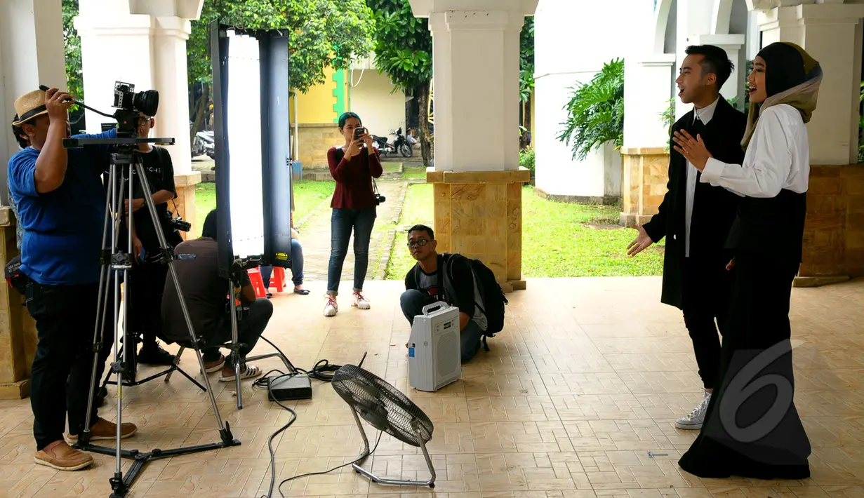 Alika dan Vidi Aldiano saat melakukan syuting di kawasan masjid Al-Bina Senayan, Jakarta, Kamis, (9/4/2015). Alika akan merilis single religi berjudul "Akhirnya" feat Vidi Aldiano. (Liputan6.com/Faisal R Syam)