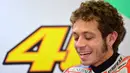 Pebalap MotoGP asal Italia, Valentino Rossi, tertawa saat jeda usai sesi latihan di Sirkuit Misano, San Marino, Kamis (15/9/2012). (AFP/Gabriel Bouys)