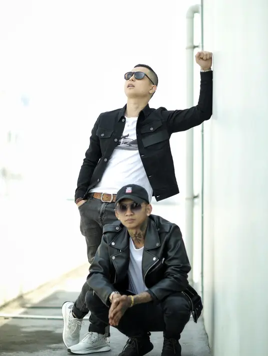 "Pertama gua lakukan ama Younglex, gua ajak ketemu, ngobrol dan gua selalu percaya feeling ya. Kenapa gua ketemu langsung, supaya gua bisa nilai secara jernih dengan feeling gua sendiri," terangnya. (Adrian Putra/Bintang.com)