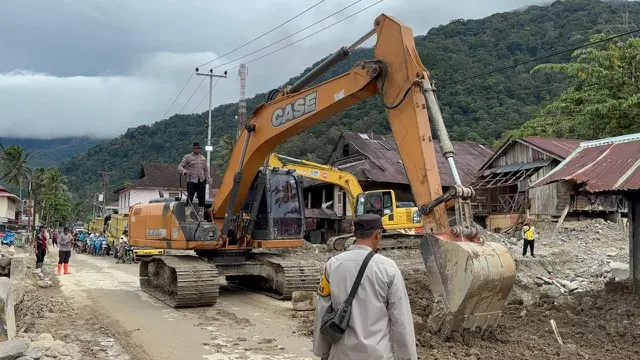 Personel TNI membangun jembatain bailey dan jembatan armco di sejumlah titik di Sumatera Barat (Sumbar).