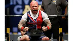 Mantan Prajurit, Michael Yule berteriak kegirangan usai meraih medali emas pada kejuaraan angkat besi kelas ringan di ajang Invictus Games di Orlando, Florida, (9/5/2016). (REUTERS/Carlo Allegri)
