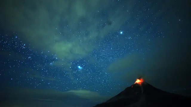 Ketika Cahaya Bintang Berpadu Dengan Muntahan Lahar Gunung Sinabung