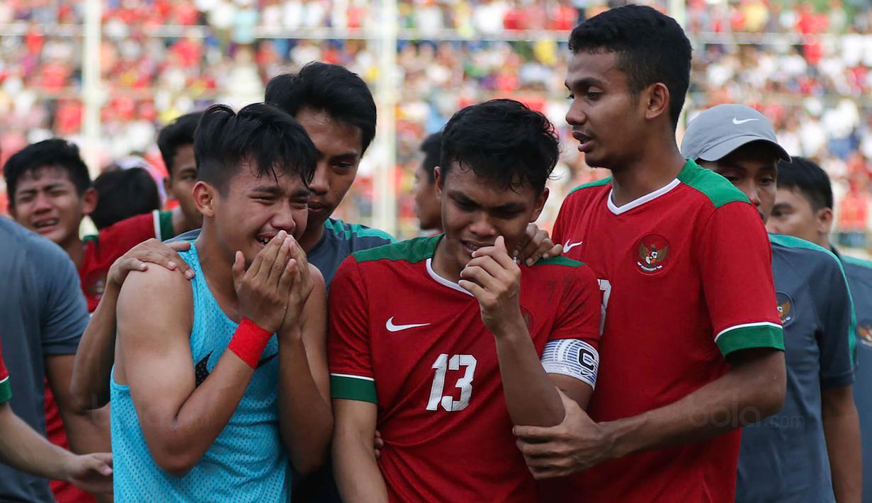 Kapten Timnas Indonesia U-19, Rachmat Irianto, menangis usai dikalahkan Thailand U-19 pada laga Piala AFF U-18 di Stadion Thuwunna, Yangon, Jumat (15/9/2017). Indonesia kalah adu penalti dari Thailand. (Bola.com/Yoppy Renato)