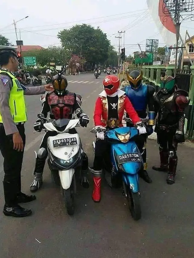 6 Aksi Polisi Tilang Pengendara yang Melanggar Ini Bikin Senyum