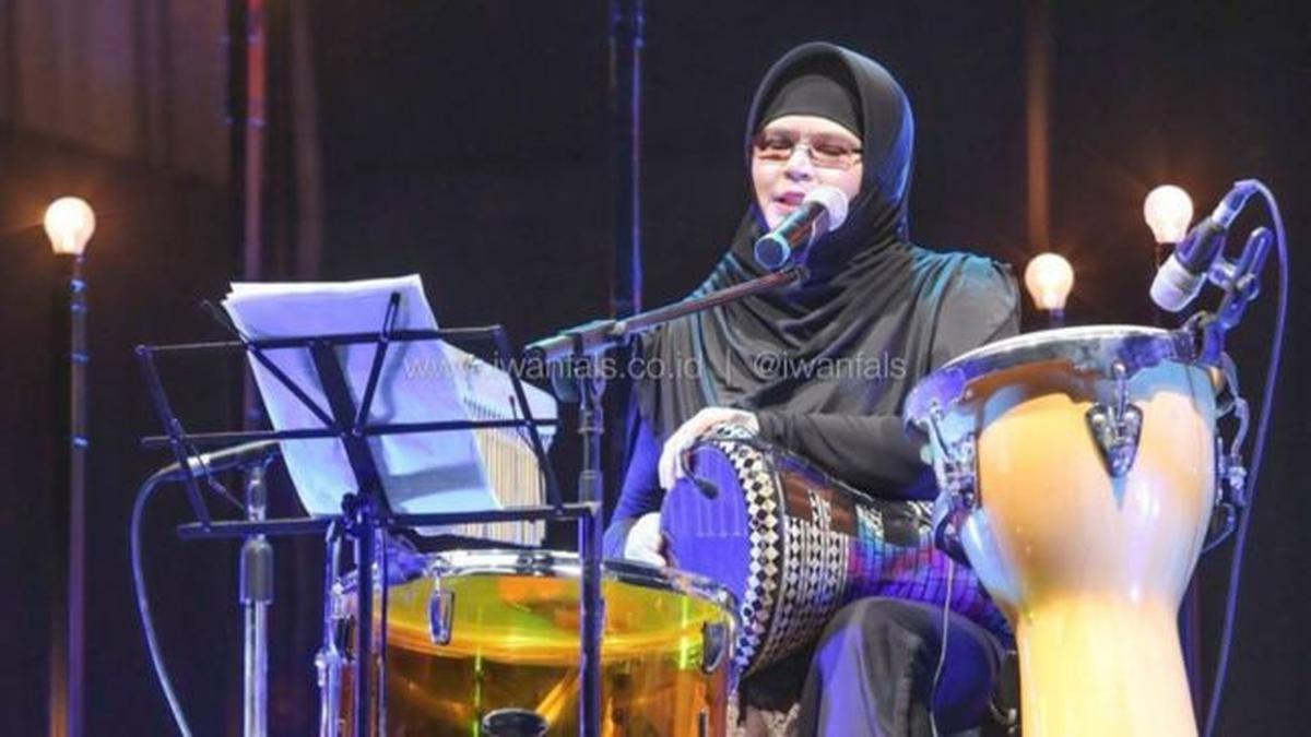 Profil Mbak Yos Istri Iwan Fals, Kehidupan Pribadi, dan Peran Besar di Karier Sang Legenda