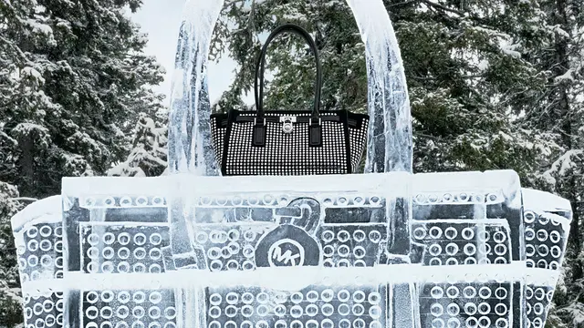 Snow Globe is Back, Michael Kors Boyong Koleksi Holiday Glamour ala New York ke Jakarta Lewat Instalasi Bola Salju