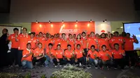 Seluruh pemain dan official Persija Jakarta berfoto bersama usai peluncuran kostum musim 2015 di Hall Atrium JIExpo, Kemayoran, (23/12/2014). (Liputan6.com/Helmi Fithriansyah)