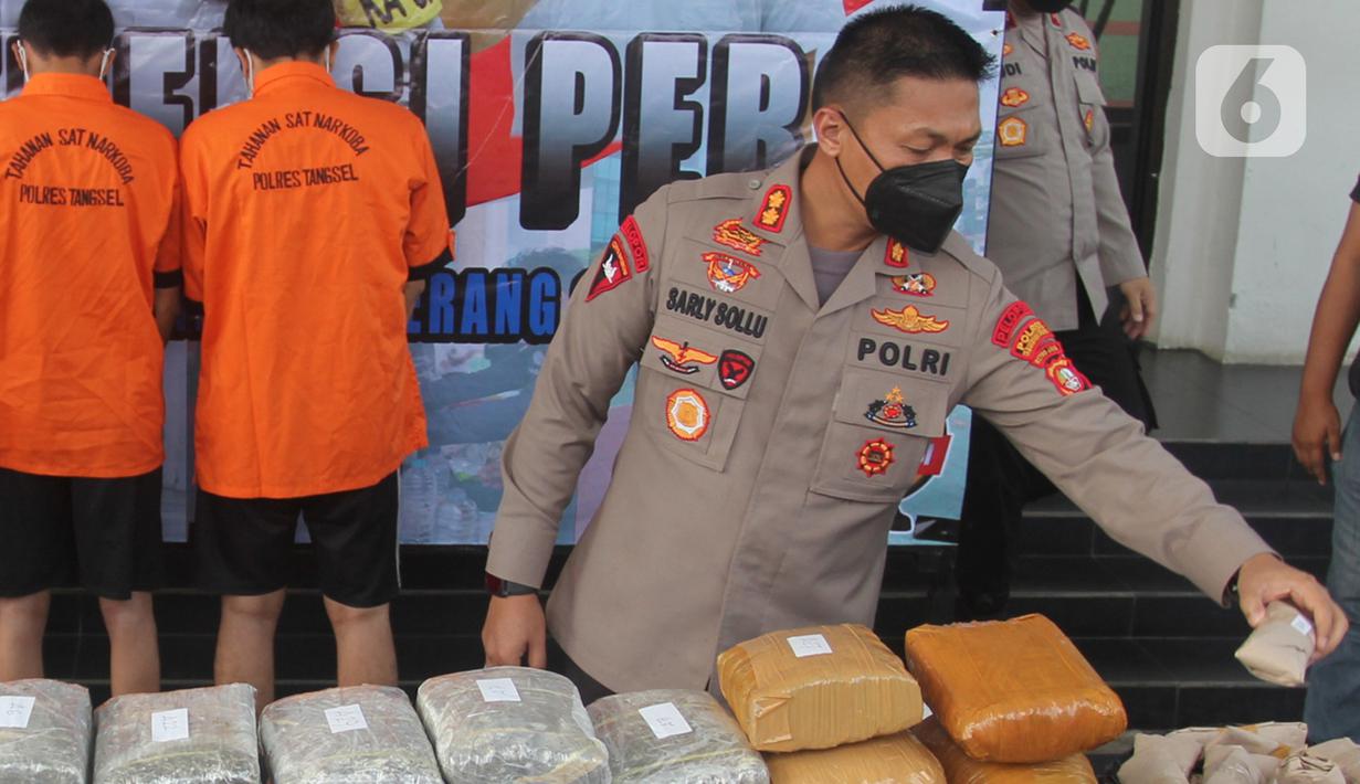 Kapolres Tangerang Selatan AKBP Sarly Sollu menunjukkan barang bukti ganja sebanyak 39 kilogram asal Sumatera saat konferensi pers pengungkapan kasus narkotika di Polres Tangerang Selatan, Banten, Rabu (20/7/2022). Dalam kasus peredaran ganja tersebut sebanyak empat tersangka diringkus di daerah Cipinang Besar Selatan, Jakarta Timur, yang merupakan jaringan dari Aceh. (merdeka.com/Arie Basuki)