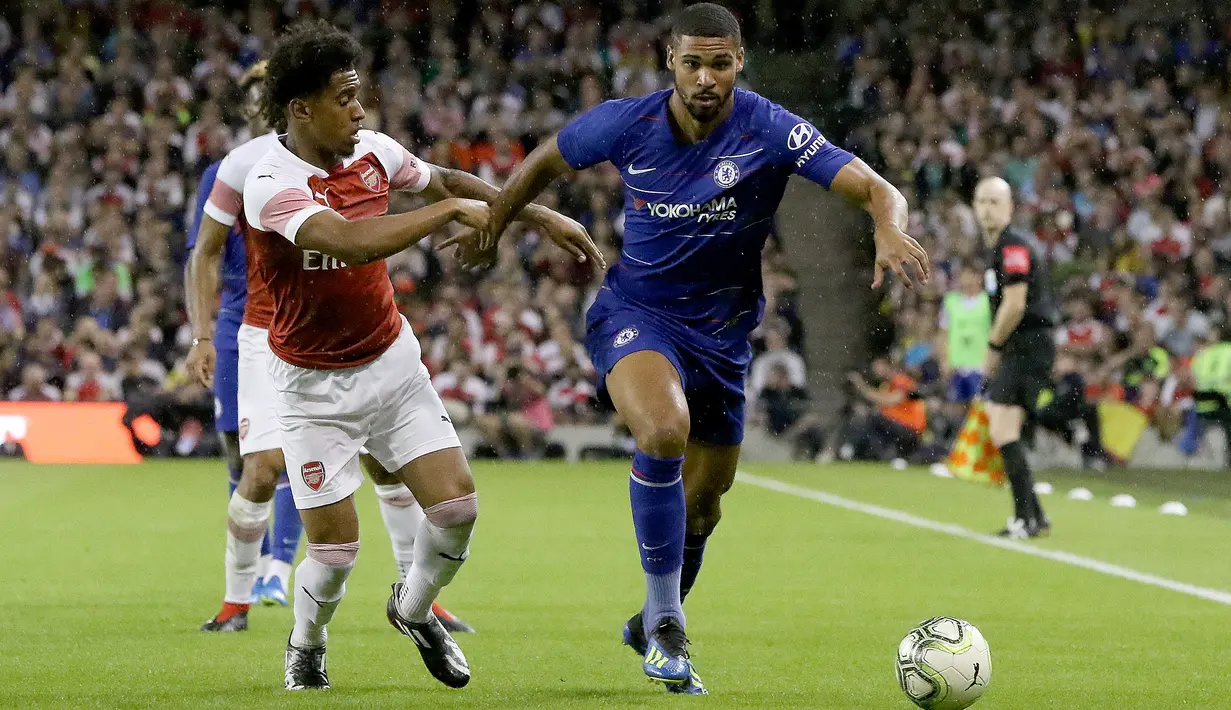 Gelandang Chelsea Ruben Loftus-Cheek menggiring bola dari kawalan gelandang Arsenal Reiss Nelson saat bertanding pada ICC 2018 di Stadion Aviva di Dublin (1/8). Arsenal menang atas Chelsea lewat adu penalti 6-5. (AFP Photo/Paul Faith)